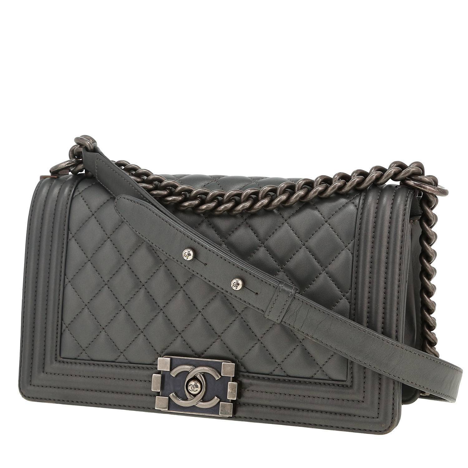 Chanel Boy shoulder bag in grey metallic quilted leather