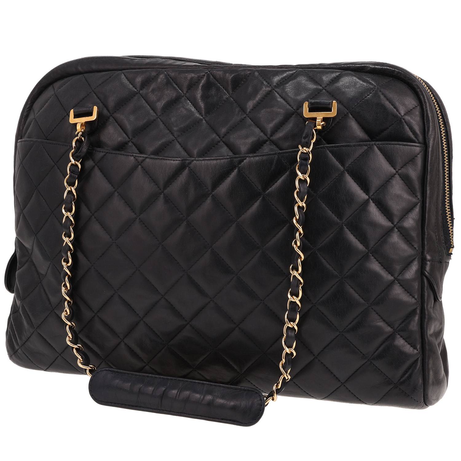 Chanel Camera handbag in Bleu Marine quilted leather