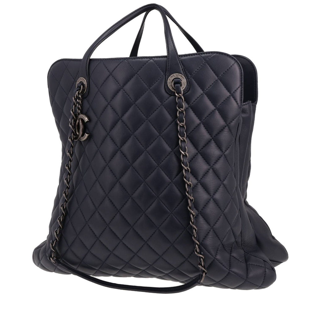 Chanel shopping bag in navy blue quilted leather