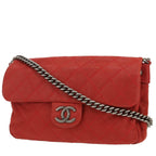 Chanel shoulder bag in red quilted leather