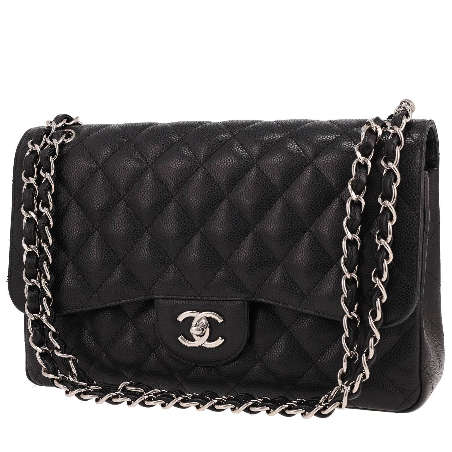 Chanel Timeless Jumbo shoulder bag in black quilted grained leather