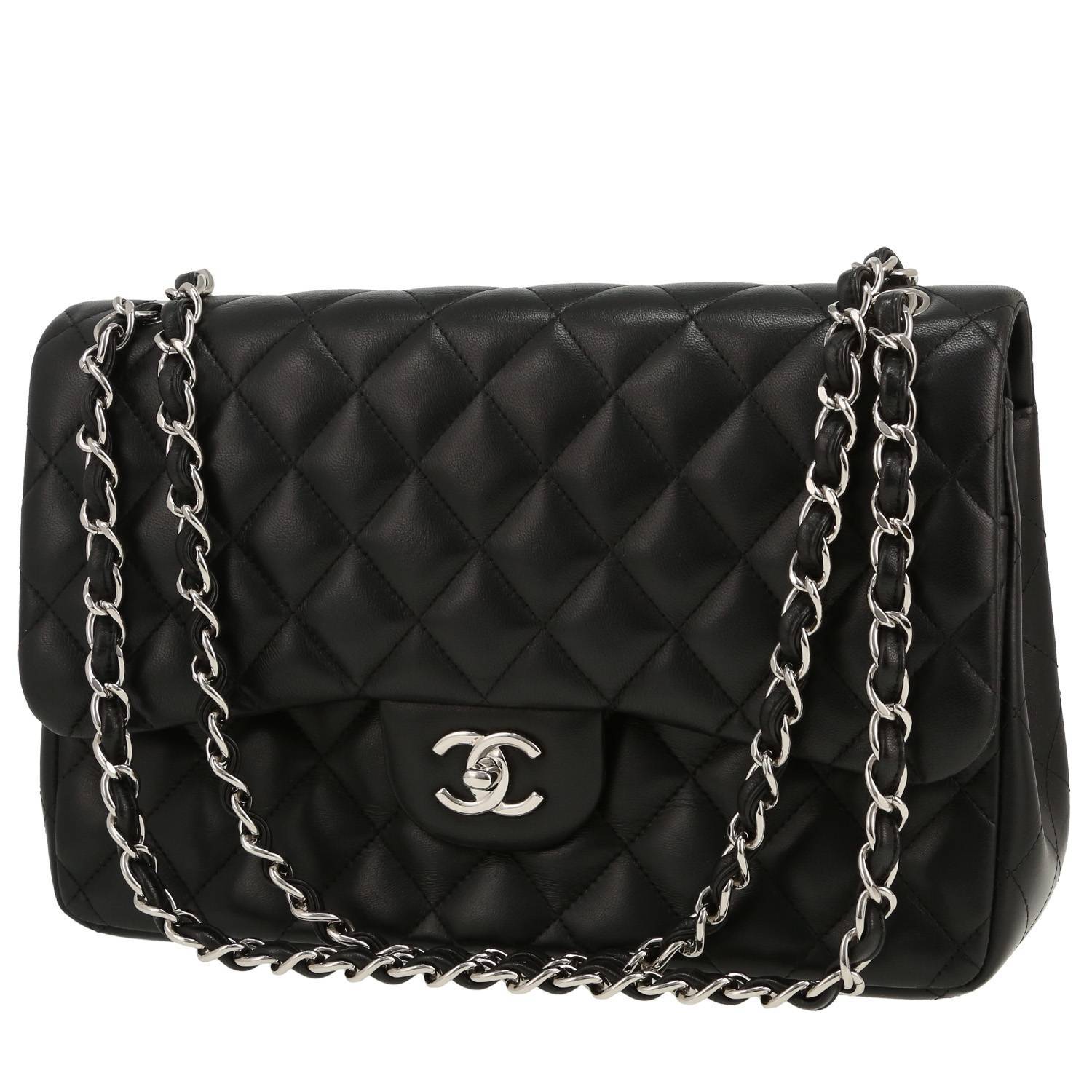 Chanel Timeless Jumbo shoulder bag in black quilted leather