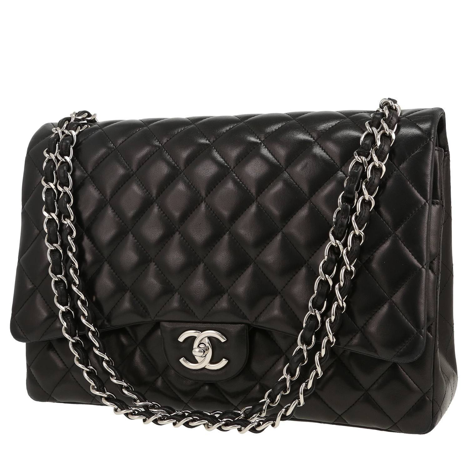 Chanel Timeless Maxi Jumbo shoulder bag in black quilted leather