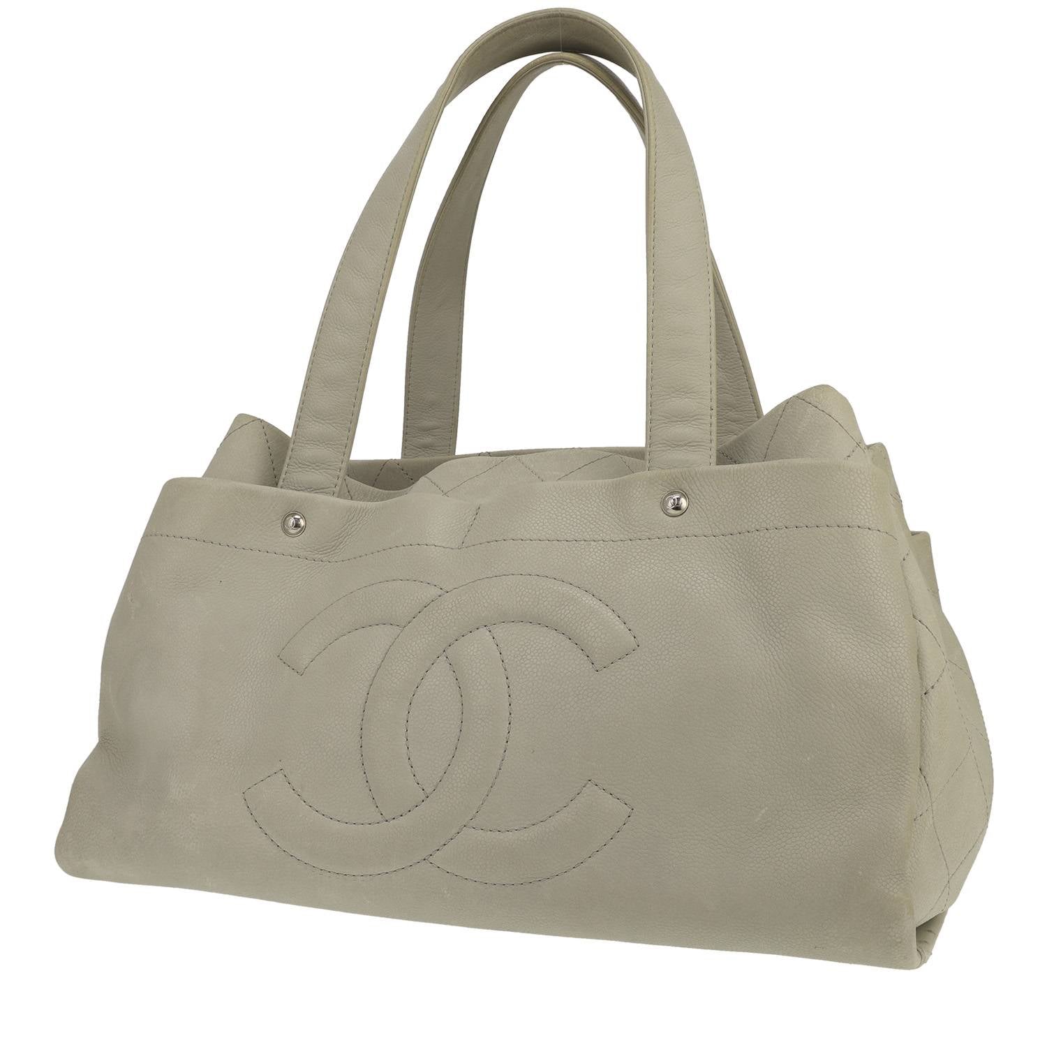 Vintage Chanel handbag in sea-green leather