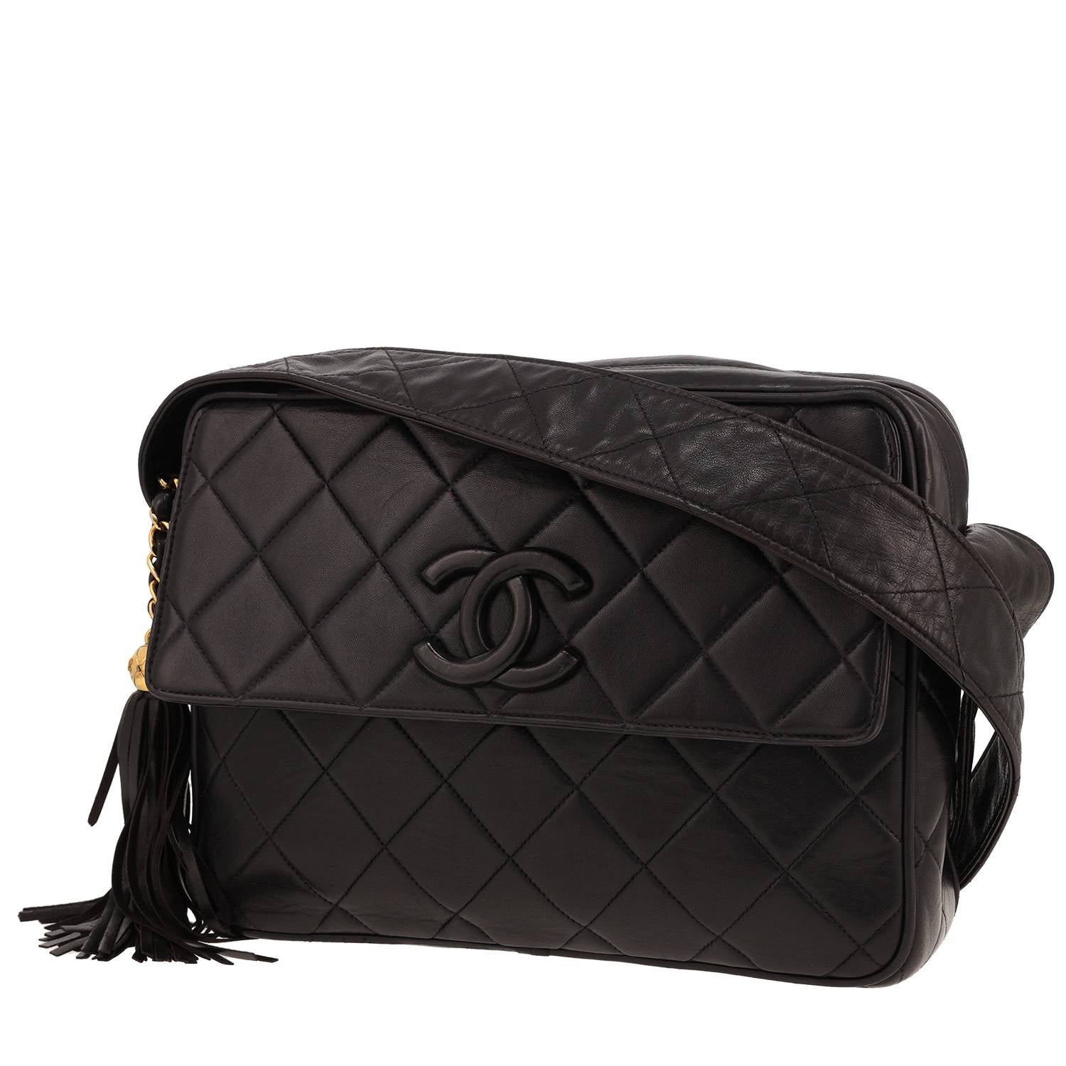 Vintage Chanel shoulder bag in black quilted leather