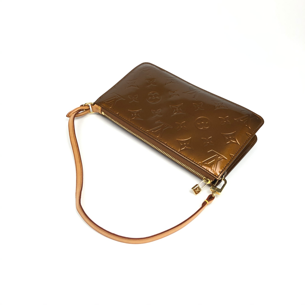 LOUIS VUITTON VERNIS POCHETTE SHOULDER BAG