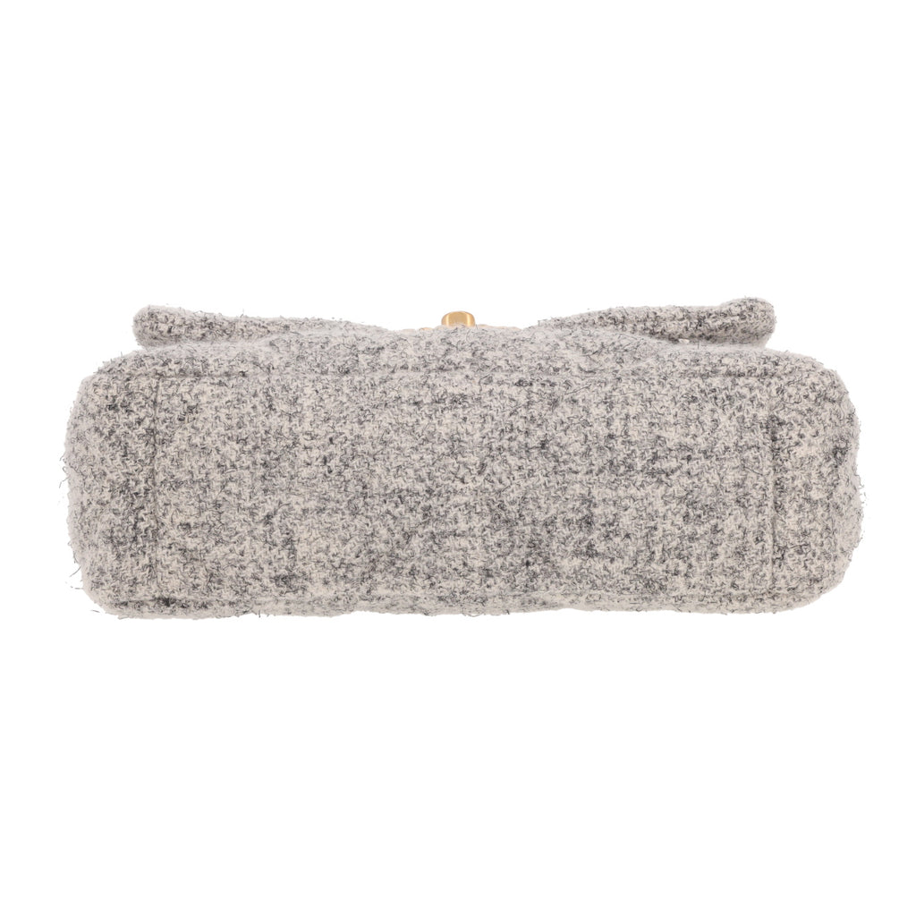 Chanel 19 handbag in grey tweed - DETAIL 1
