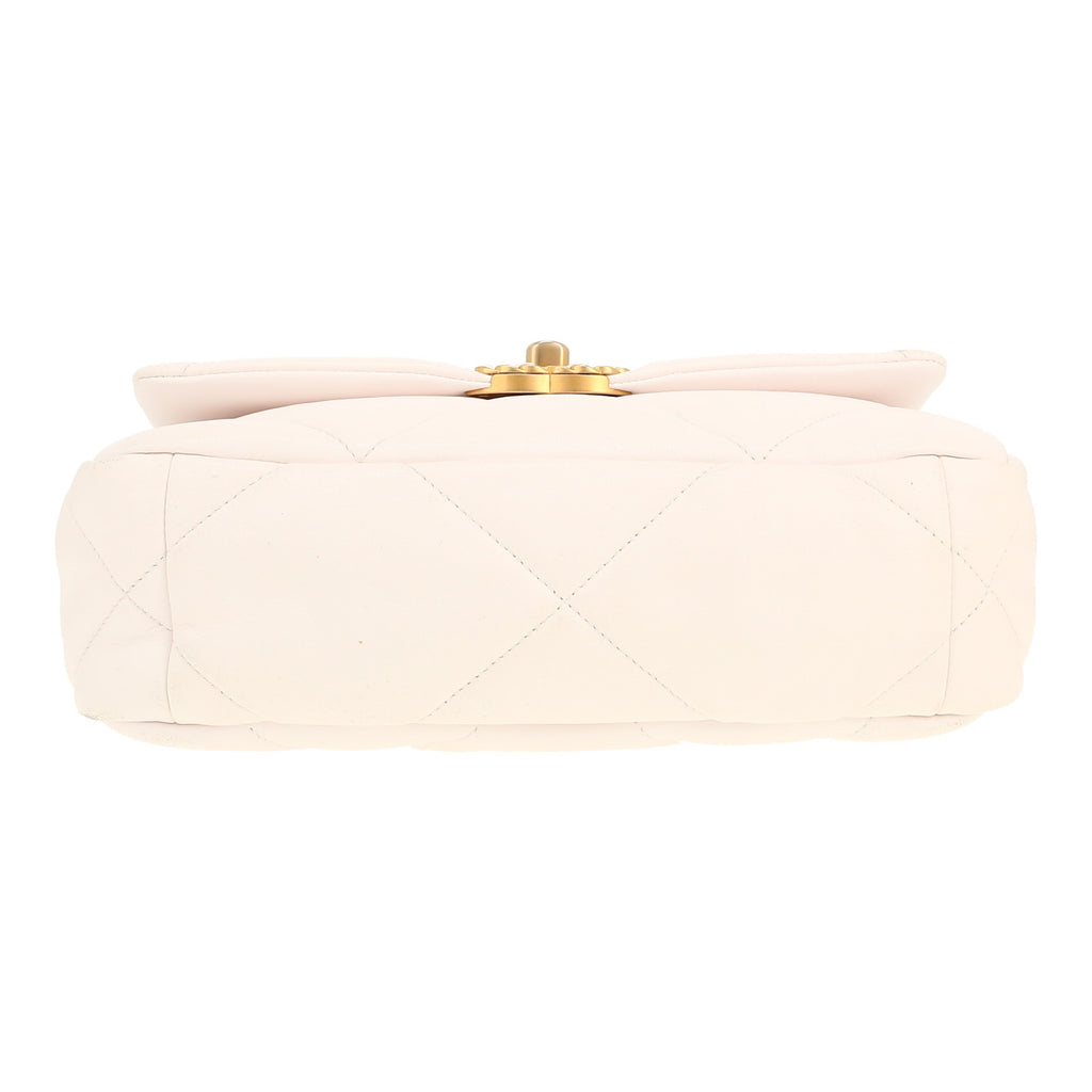 Chanel 19 shoulder bag in white quilted leather - DETAIL 1