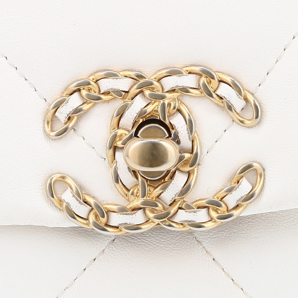 Chanel 19 shoulder bag in white quilted leather - DETAIL 1