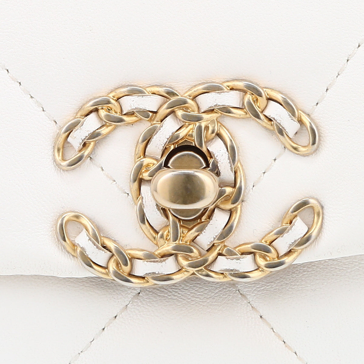Chanel 19 shoulder bag in white quilted leather - DETAIL 1