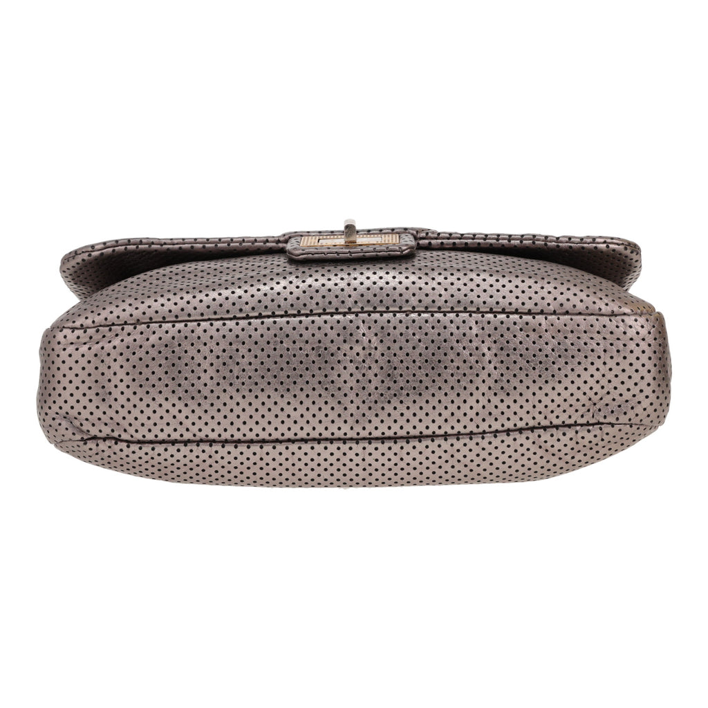 Chanel 2.55 handbag in silver leather - DETAIL 1