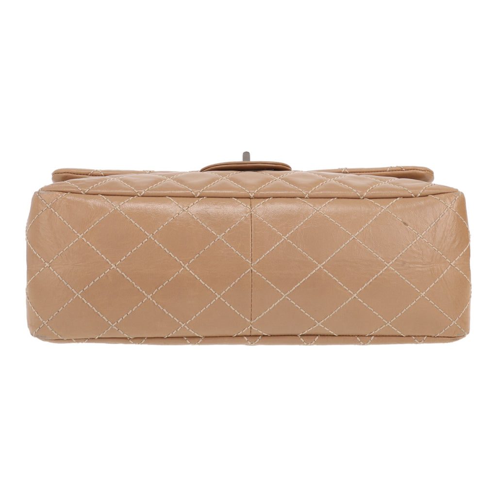 Chanel 2.55 shoulder bag in beige quilted leather - DETAIL 1