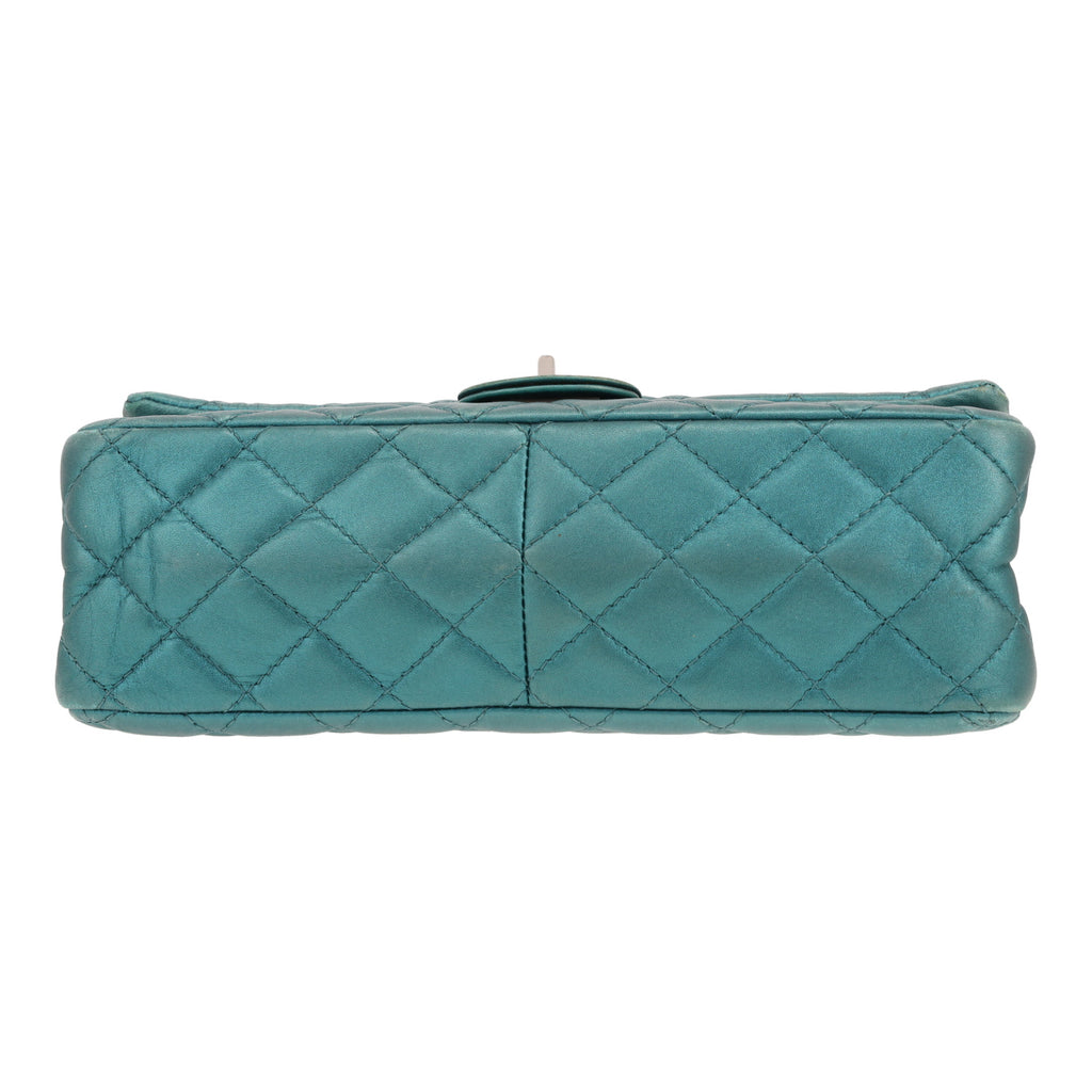 Chanel 2.55 shoulder bag in blue quilted iridescent leather - DETAIL 1