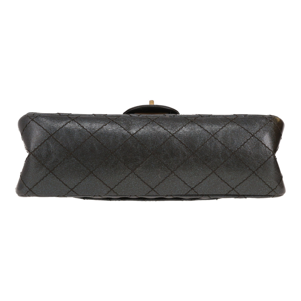Chanel 2.55 shoulder bag in green quilted iridescent leather - DETAIL 1