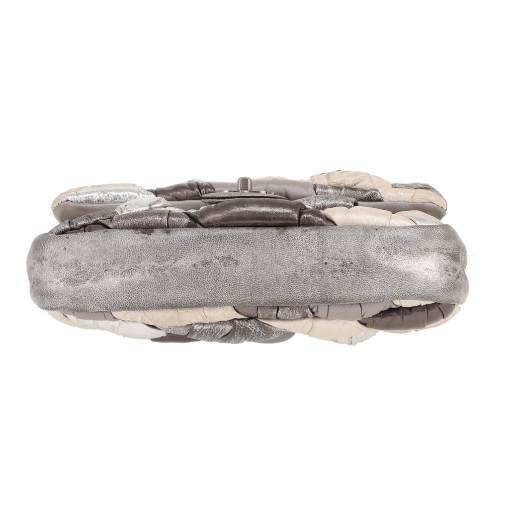 Chanel Baguette handbag in beige, grey and silver leather - DETAIL 1