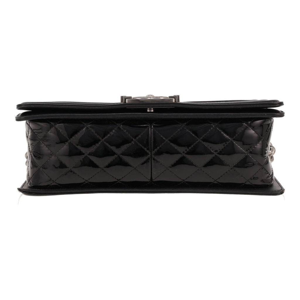 Chanel Boy shoulder bag in black patent leather - DETAIL 1