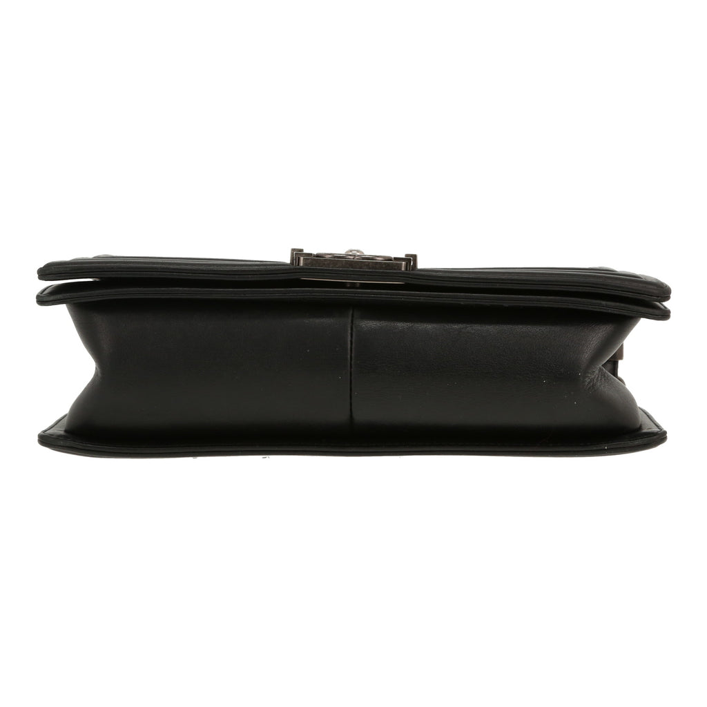 Chanel Boy shoulder bag in black quilted leather - DETAIL 1