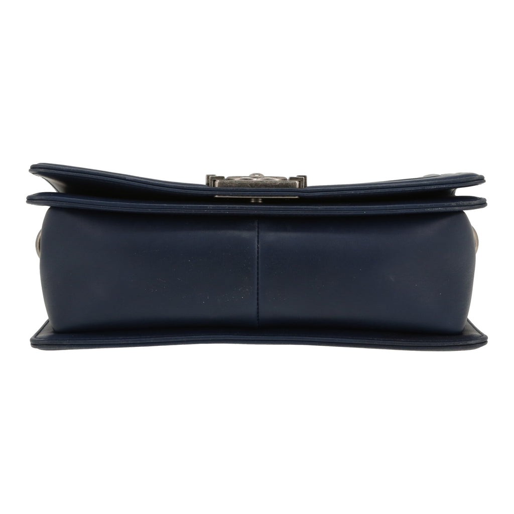 Chanel Boy shoulder bag in blue leather - DETAIL 1