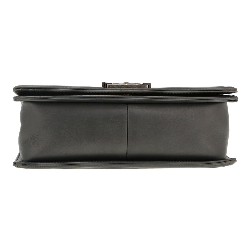 Chanel Boy shoulder bag in grey metallic quilted leather - DETAIL 1