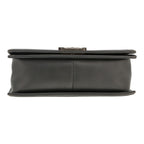 Chanel Boy shoulder bag in grey metallic quilted leather - DETAIL 1