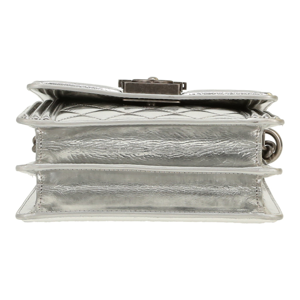 Chanel Boy shoulder bag in silver patent quilted leather - DETAIL 1