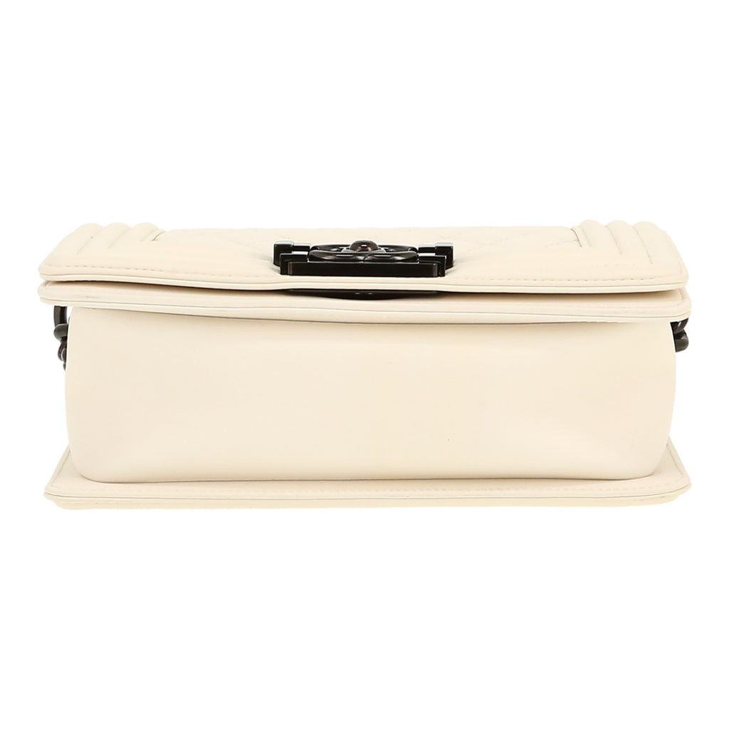 Chanel Boy shoulder bag in white quilted leather - DETAIL 1