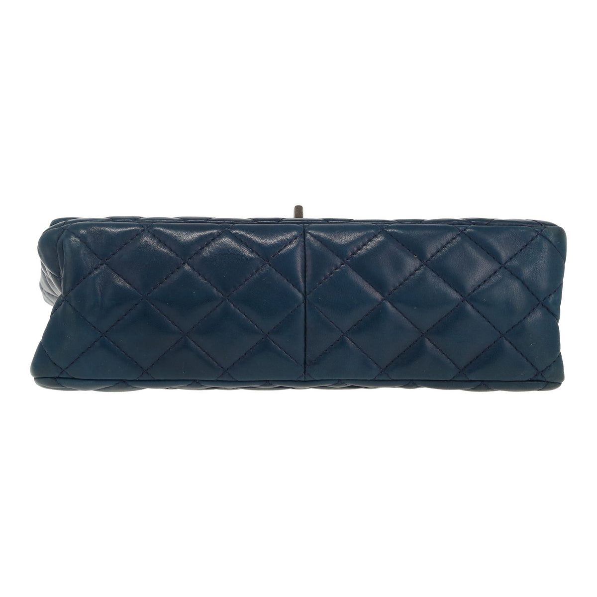 Chanel 2.55 handbag in navy blue quilted leather - DETAIL 1