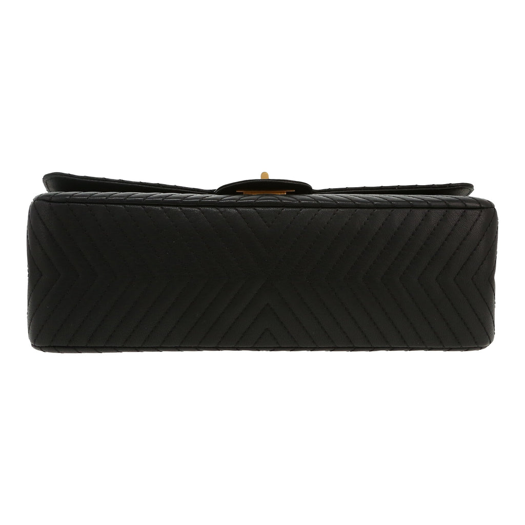 Chanel 2.55 shoulder bag in black chevron quilted leather - DETAIL 1