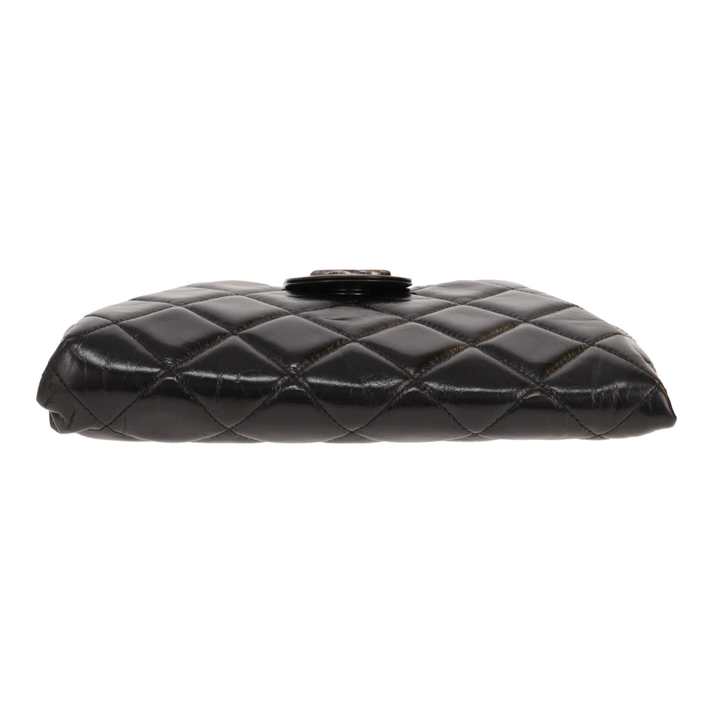Chanel clutch bag in black distressed leather - DETAIL 1