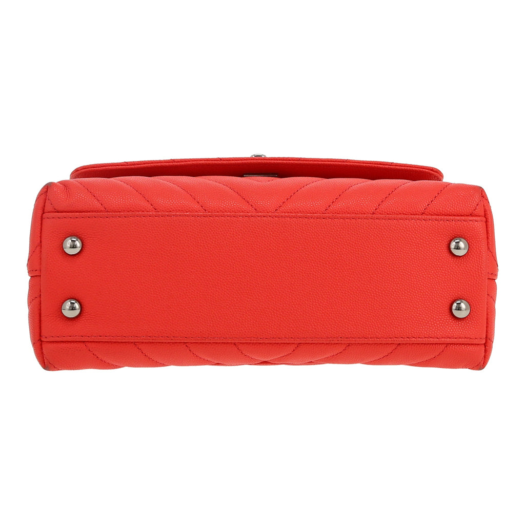 Chanel Coco Handle shoulder bag in red chevron quilted leather - DETAIL 1