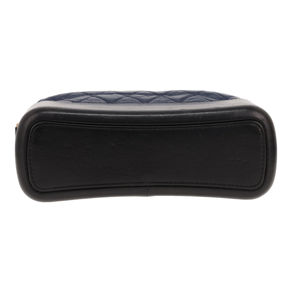 Chanel Gabrielle medium model shoulder bag in navy blue and black quilted leather - DETAIL 1