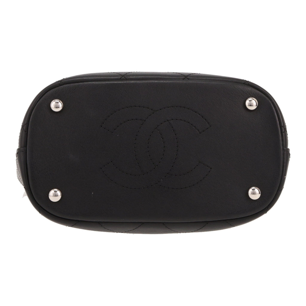 Chanel handbag in black quilted leather - DETAIL 1