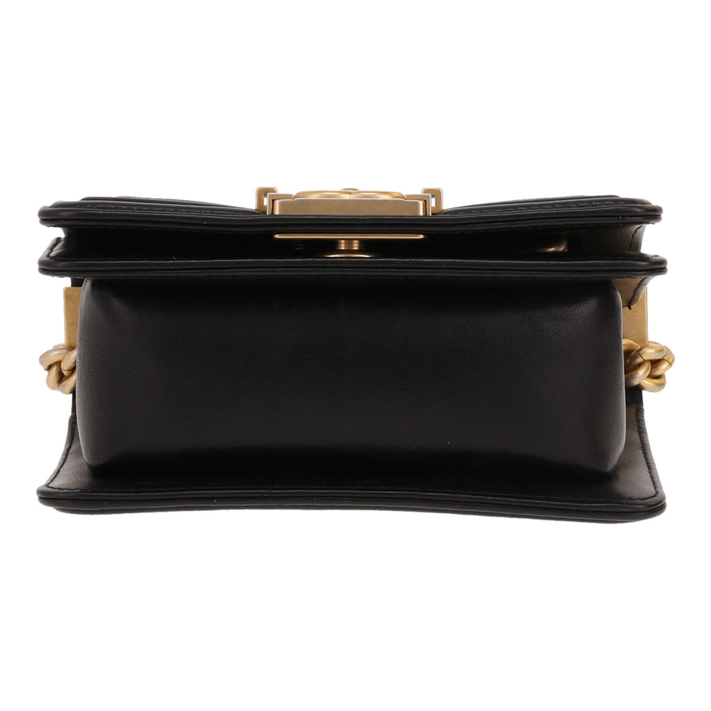 Chanel Mini Boy shoulder bag in black quilted leather - DETAIL 1