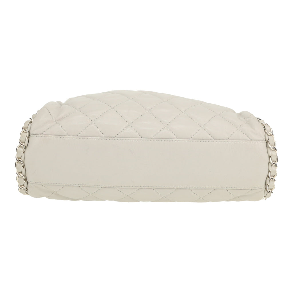 Chanel Petit Shopping handbag in white quilted leather - DETAIL 1
