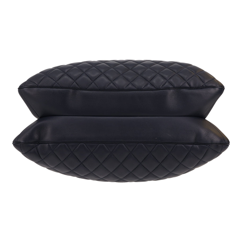 Chanel shopping bag in navy blue quilted leather - DETAIL 1