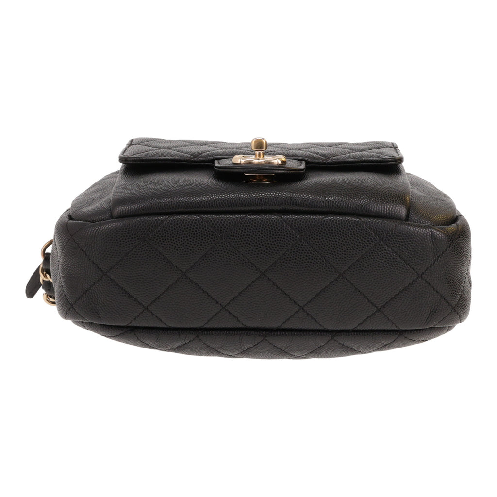 Chanel shoulder bag in black quilted grained leather - DETAIL 1