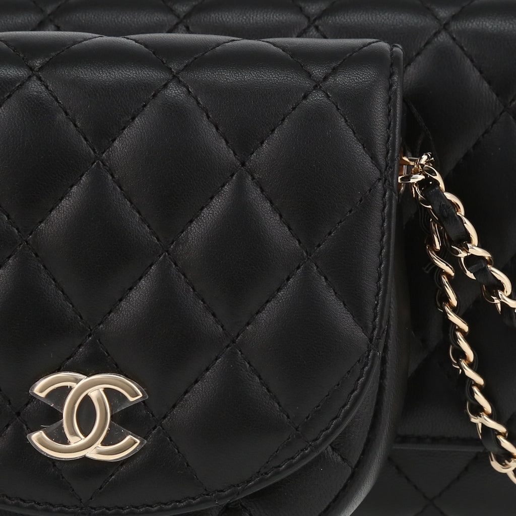 Chanel shoulder bag in black quilted leather - DETAIL 1