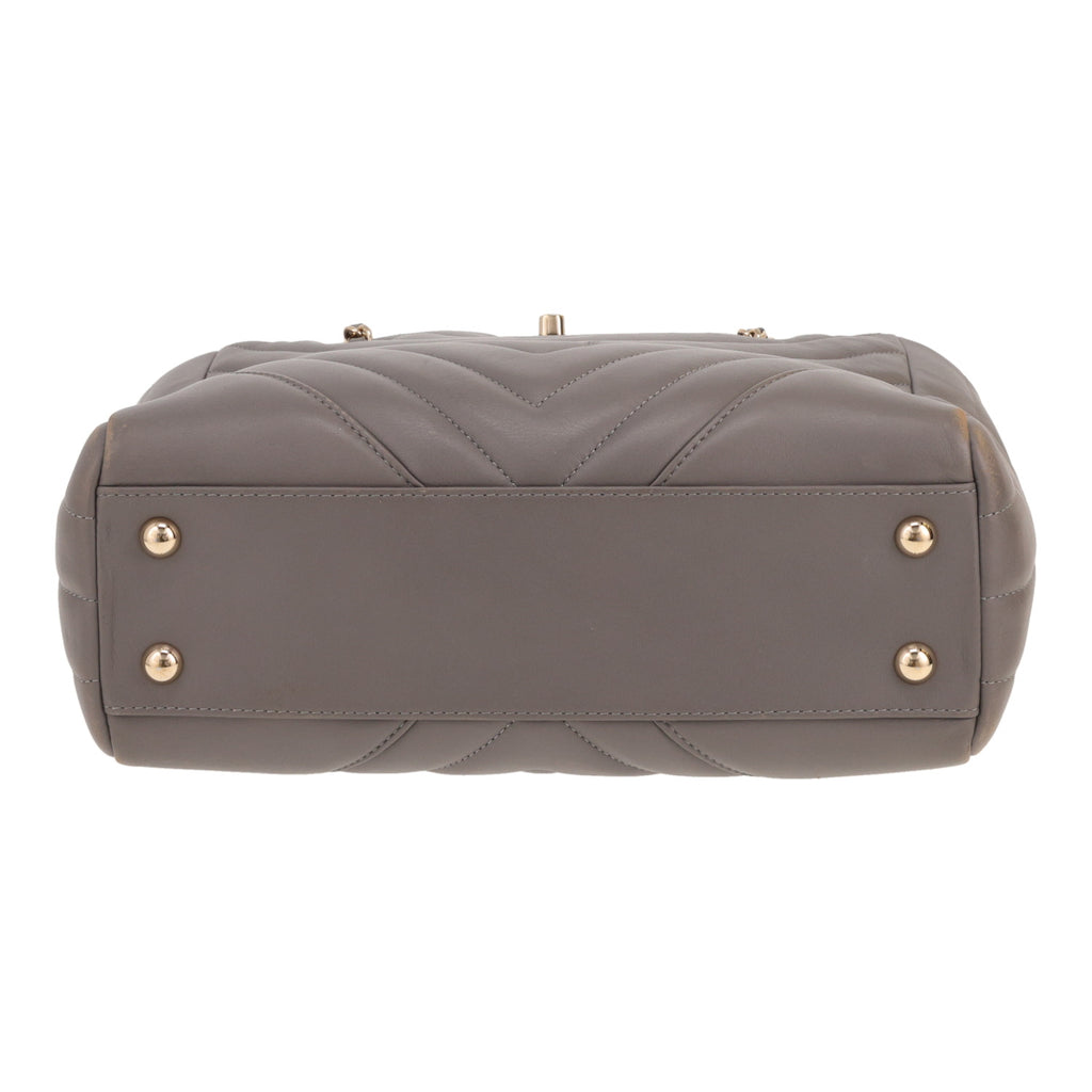 Chanel Statement Tote small model handbag in grey chevron quilted leather - DETAIL 1