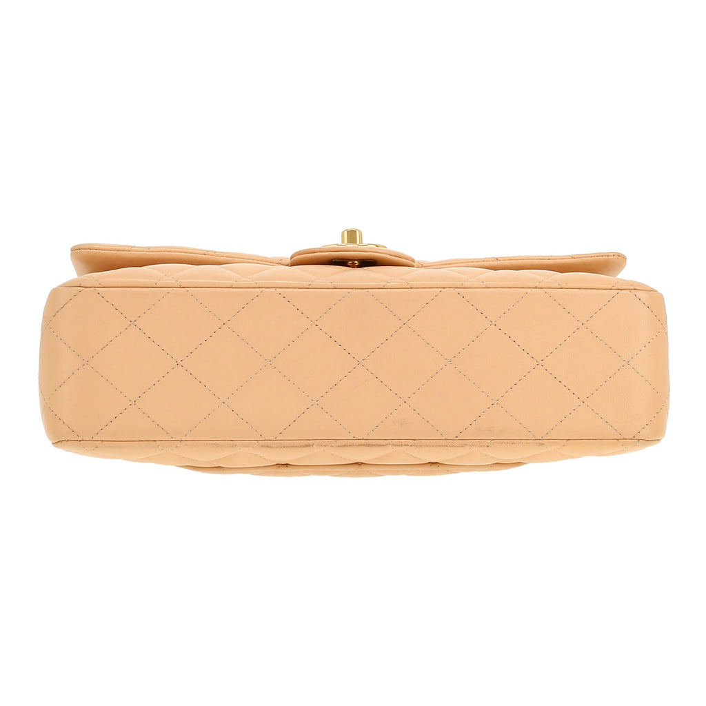 Chanel Timeless Classic handbag in beige quilted leather - DETAIL 1