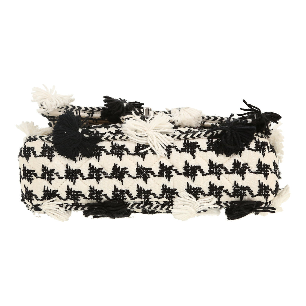 Chanel Timeless Classic handbag in black and white tweed - DETAIL 1