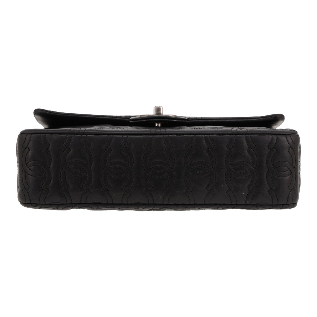 Chanel Timeless Classic handbag in black monogram leather - DETAIL 1