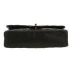 Chanel Timeless Classic handbag in black quilted leather - DETAIL 1