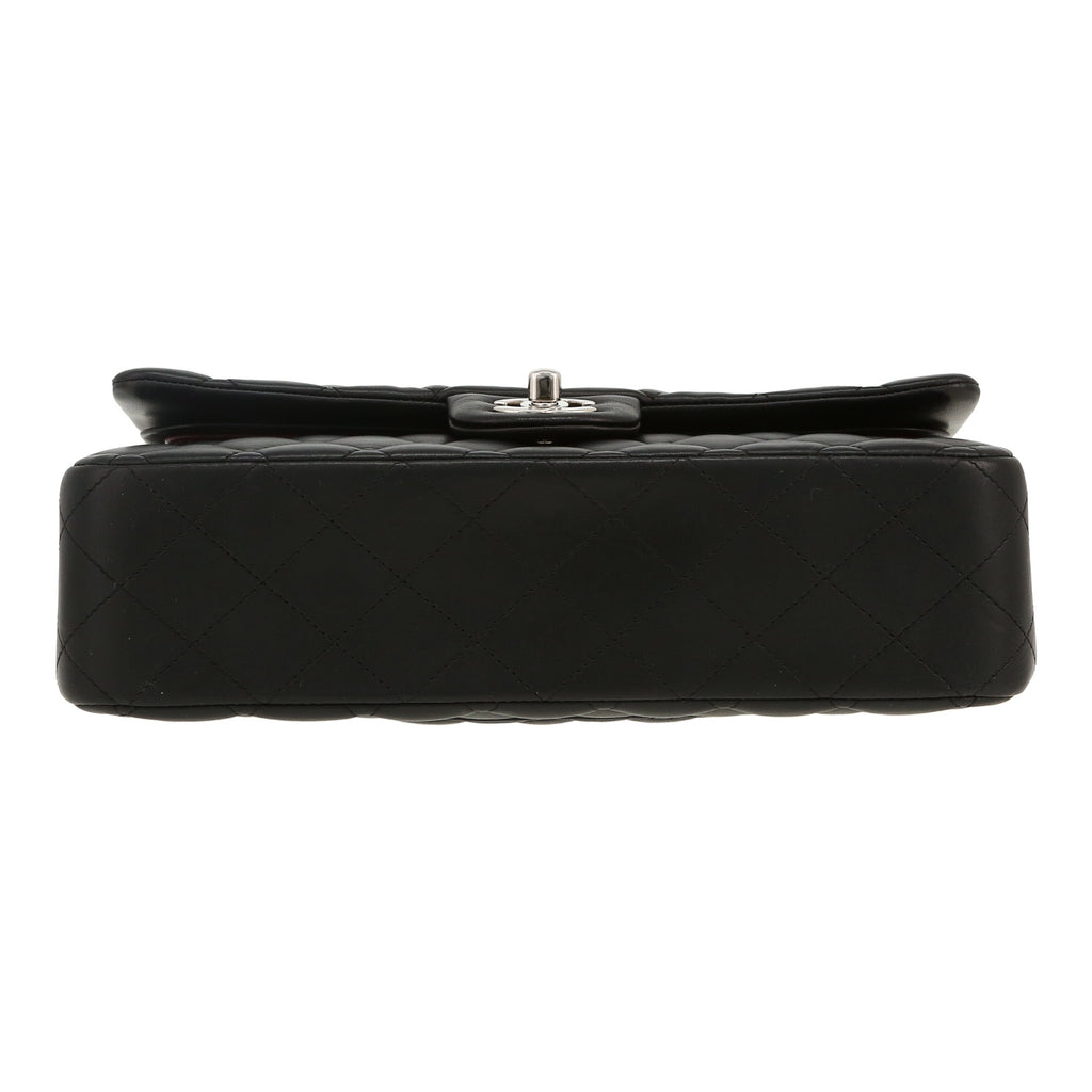 Chanel Timeless Classic handbag in black quilted leather - DETAIL 1