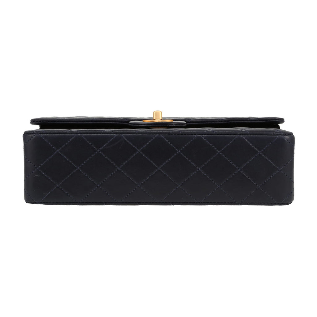Chanel Timeless Classic handbag in navy blue quilted leather - DETAIL 1