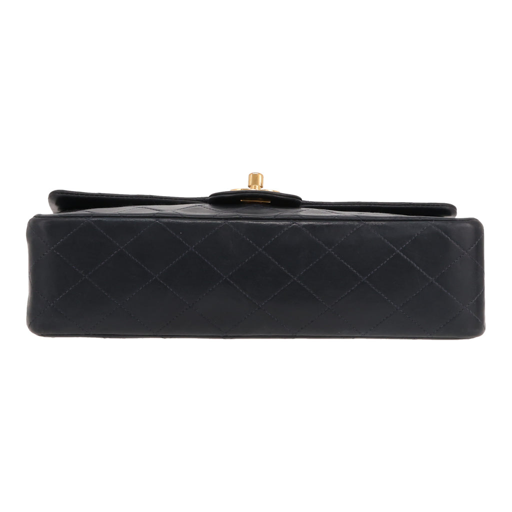 Chanel Timeless Classic handbag in navy blue quilted leather - DETAIL 1