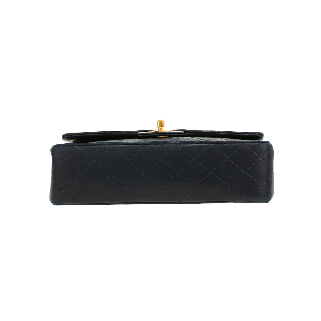 Chanel Timeless Classic handbag in navy blue quilted leather - DETAIL 1