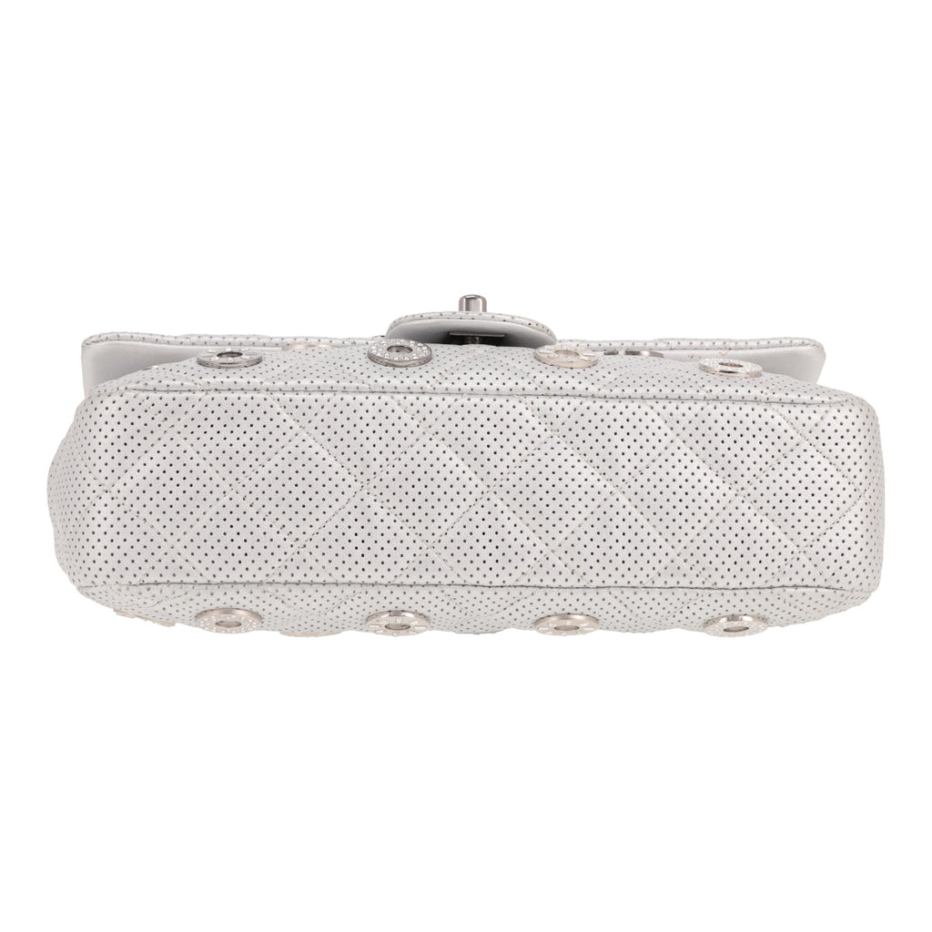 Chanel Timeless handbag in silver quilted leather - DETAIL 1