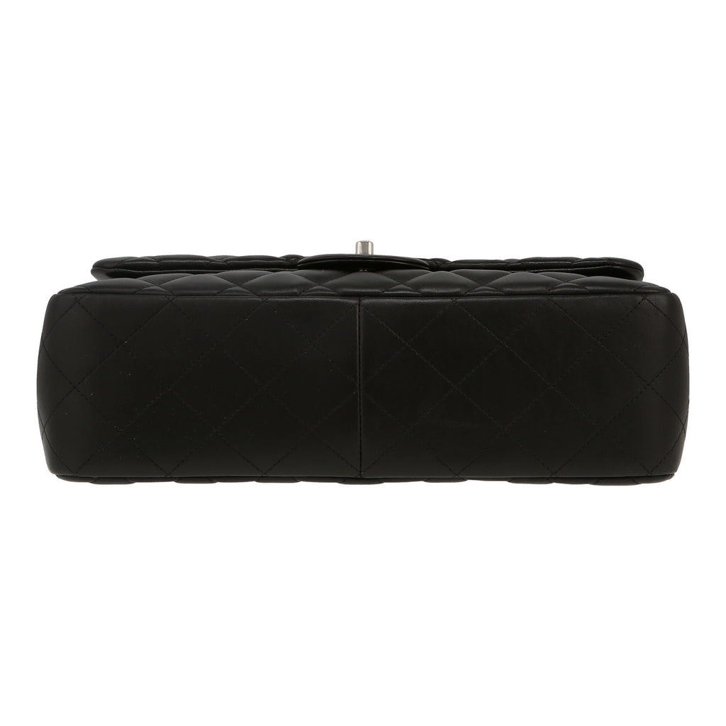 Chanel Timeless Jumbo handbag in black quilted leather - DETAIL 1