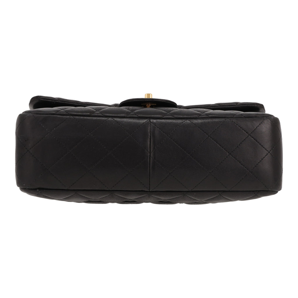 Chanel Timeless Jumbo shoulder bag in black quilted leather - DETAIL 1