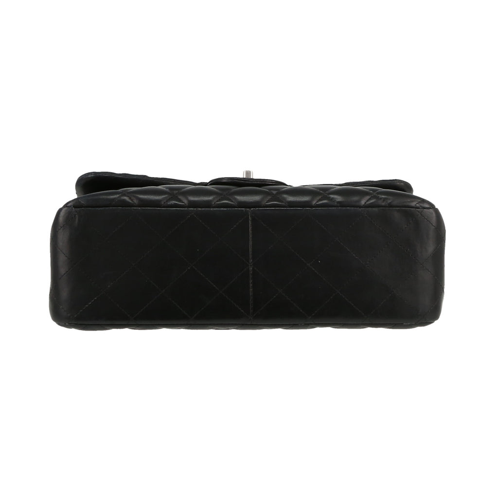 Chanel Timeless Jumbo shoulder bag in black quilted leather - DETAIL 1